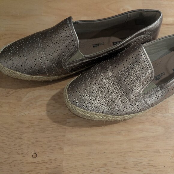 Clarks Metallic Gold Leather Slip On Flats with Comfort Insoles-Women's Size 6 - Picture 2 of 7